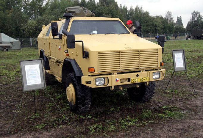 Ve statické ukázce armáda předvedla veřejnosti i lehké obrněné vozidlo Dingo 2, které od jara letošního roku využívají příslušníci českých speciálních jednotek v Afghánistánu. Je lepší než dosud používané americké Humvee, tak snad bude premiér příští rok rozdávat méně medailí mrtvým nebo těžce zraněným.