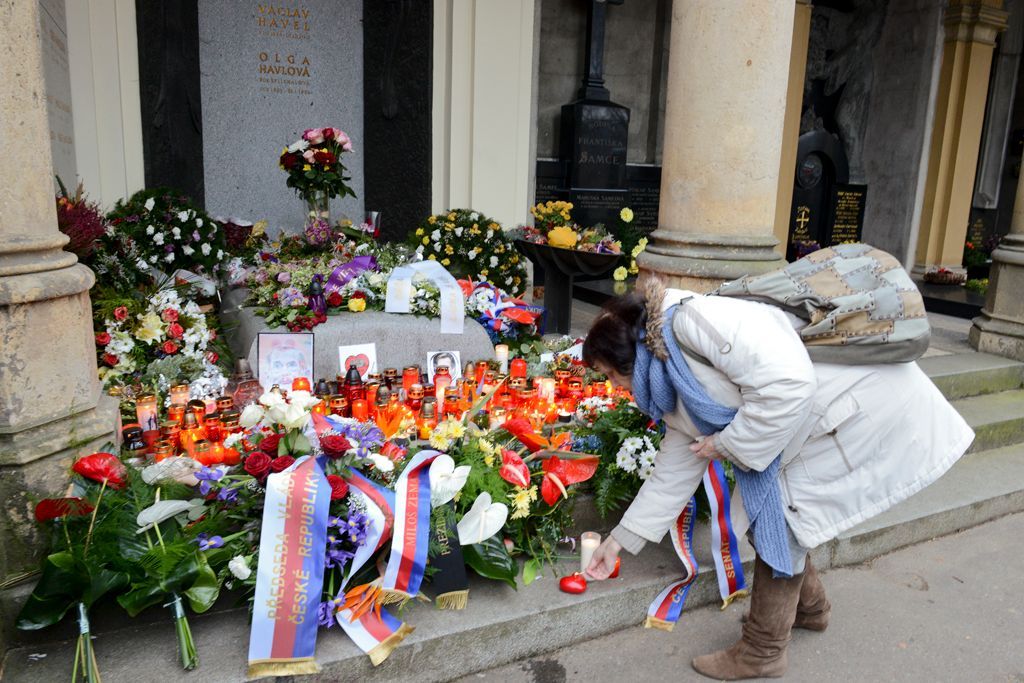 Zeman položil květiny na hrob Václava Havla