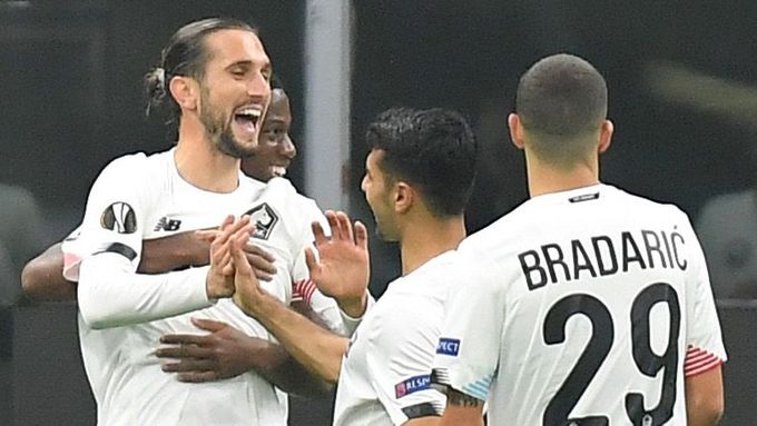 Fotbalisté Lille slaví gól v síti AC Milán