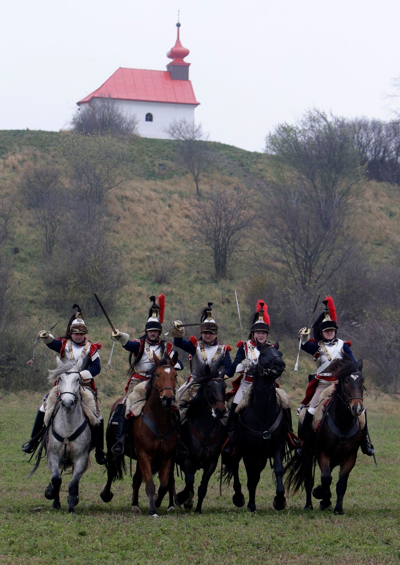 Nadšenci převlečení za vojáky při rekonstrukci bitvy u Slavkova.