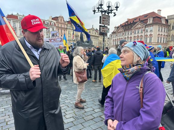 Velký příznivec Andreje Babiše Pavel Traub debatuje 17. listopadu 2025 s velkou kritičkou Babiše paní Romanou, která přijela na akci Milionu chvilek pro demokracii.