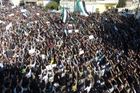 Syrský režim topí revoluci v krvi, sám je hnán do kouta
