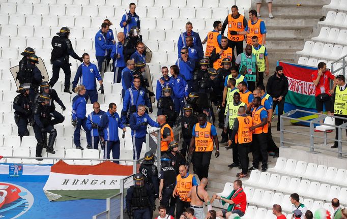 Euro 20161: výtržnosti maďarských fanoušků před zápasem s Islandem v Marseille