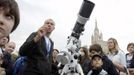 Russian astronomy fans listen to the explanations of a Moscow Planetarium staff member during an early morning session to view the transit of the planet Venus over Moscow, June 6, 2012. Cloudy weather prevented Muscovites from seeing the transit, which occurred on Tuesday, the last such passing that will be visible from Earth for 105 years. REUTERS/Denis Sinyakov (RUSSIA - Tags: ENVIRONMENT SCIENCE TECHNOLOGY) Published: Čer. 6, 2012, 6:21 dop.