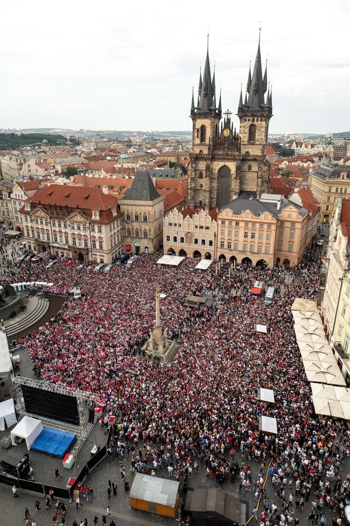 Fanoušci na Staroměstském náměstí v Praze sledují finále mezi Českem a Švýcarskem na MS v hokeji 2024.