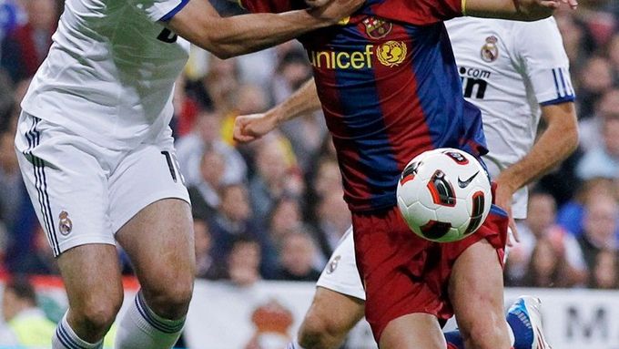 Messi a Ronaldo ztrestali penaltové fauly. El Clásico skončilo remízou