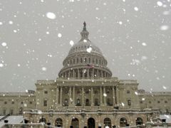 Zasněžená budova Kongresu ve Washingtonu.