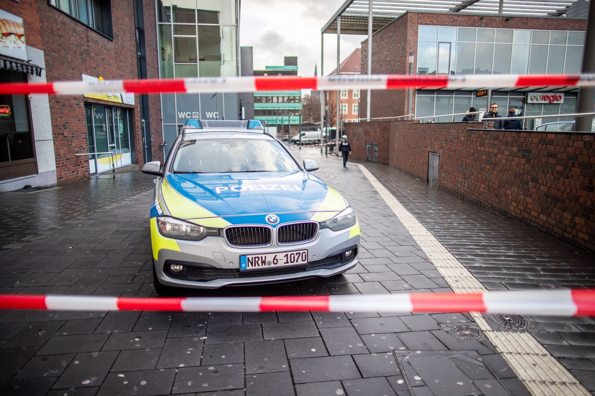 Německá policie ve městě Bottrop poté, co tu muž najížděl autem do cizinců.