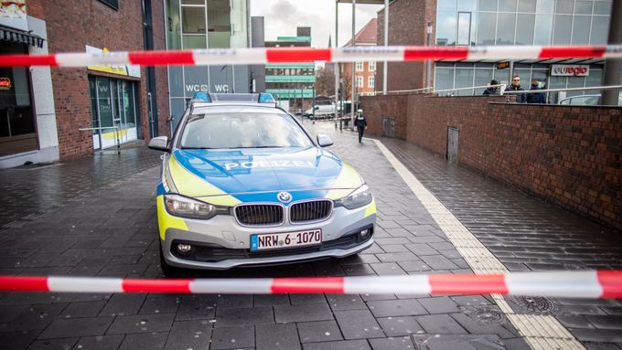 Německá policie ve městě Bottrop poté, co tu muž najížděl autem do cizinců.