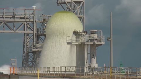 Třicetimetrová fontána na Floridě. NASA úspěšně otestovala chladicí systém raket