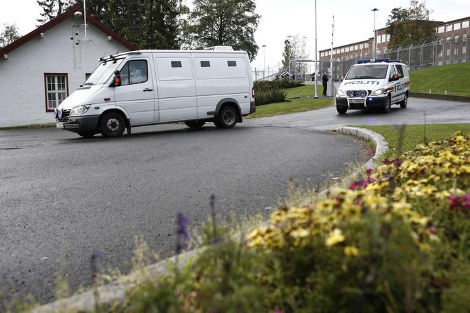 Mass murderer Anders Behring Breivik leaves Ila prison, near Oslo August 24, 2012, for Oslo Courthouse where Oslo Court will pass the judgement against him. The Norwegian court delivers its verdict in the ten-week trial of gunman Breivik on Friday, deciding whether to send the anti-Muslim militant to jail or a mental hospital for the massacre of 77 people last summer. REUTERS/Stian Lysberg Solum/NTB Scanpix (NORWAY - Tags: CRIME LAW POLITICS) THIS IMAGE HAS BEEN SUPPLIED BY A THIRD PARTY. IT IS DISTRIBUTED, EXACTLY AS RECEIVED BY REUTERS, AS A SERVICE TO CLIENTS. NORWAY OUT. NO COMMERCIAL OR EDITORIAL SALES IN NORWAY. NO COMMERCIAL SALES Published: Srp. 24, 2012, 7:20 dop.