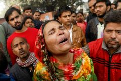 Velký požár v Dillí má nejméně 43 obětí. Plameny zachvátily budovu s dělníky
