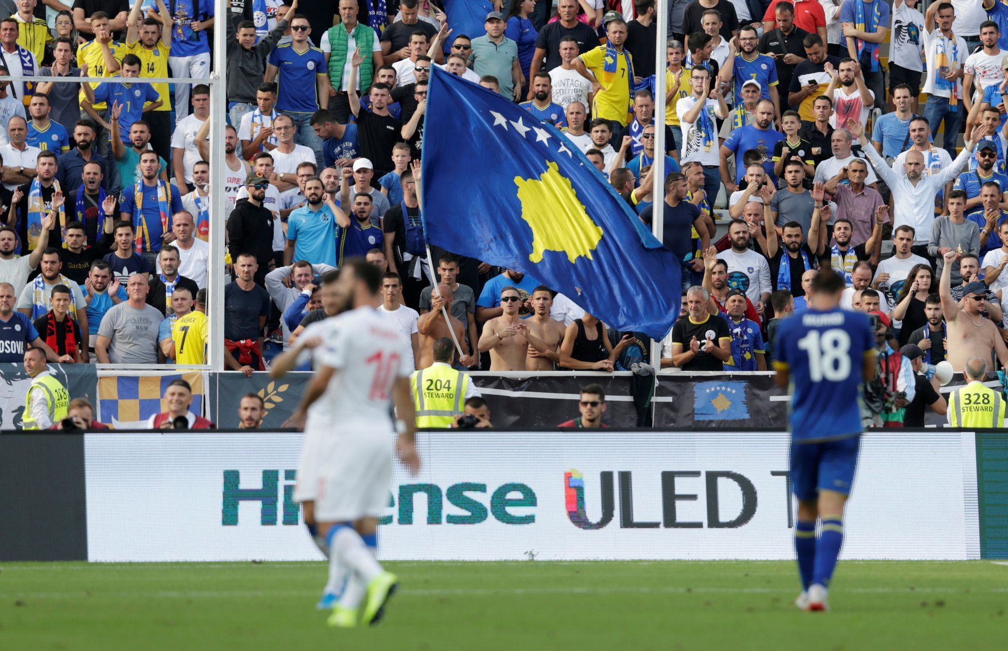 Fotbalisté Kosova slaví triumf v kvalifikaci ME 2020 s Českem.