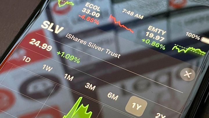 Drobní investoři se po GameStopu zaměřili na stříbro. Jeho cena je nejvýše za osm let