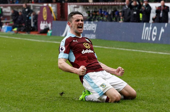 Robbie Brady z Burnley slaví gól v sítí Chelsea