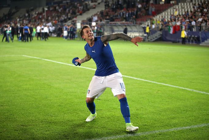 Federico Bernardeschi slaví s fanoušky přímý postup do semifinále ME