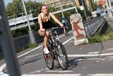Na cyklostezkách kolem Vltavy v centru města to vypadá jako ve Stromovce o víkendu - jeden cyklista za druhým.