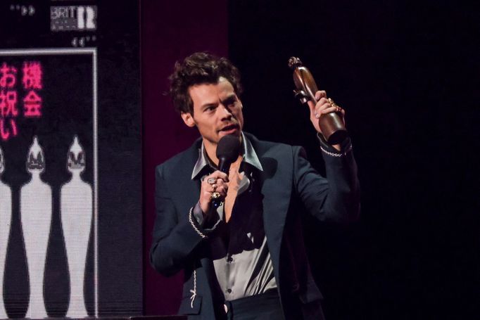 Harry Styles přebírá cenu pro umělce roku.