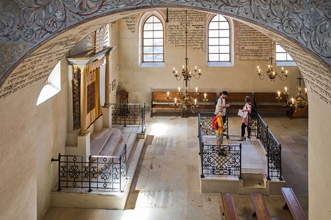 Návštěvníci Festivalu pro židovskou čtvrť v Boskovicích si prohlížejí zdější synagogu maior.