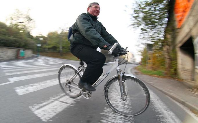 Je 8:05, školáci jsou ve škole a pan Kestler se vrací na kole domů. Bude tu zase až půjdou ze školy. Policie sice stanovila dobu, kdy mají být pomocníci na přechodech, ale pan Kestler to na základě svých zkušeností vylepšil a je tu hlavně v dobu, kdy tudy žáci skutečně procházejí.