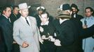 Robert H. Jackson, Jack Ruby zastřelil Lee Harveyho Oswalda, Dallas, Texas, Spojené státy, 24. listopadu 1963, kolorováno.