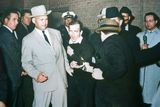 Majitel nočního klubu Jack Ruby střílí na Leeho Harveyho Oswalda, který dva dny předtím spáchal atentát na prezidenta Johna F. Kennedyho. Okamžik zaznamenal fotograf deníku Dallas Times Herald Robert H. Jackson a v roce 1964 za snímek získal Pulitzerovu cenu.