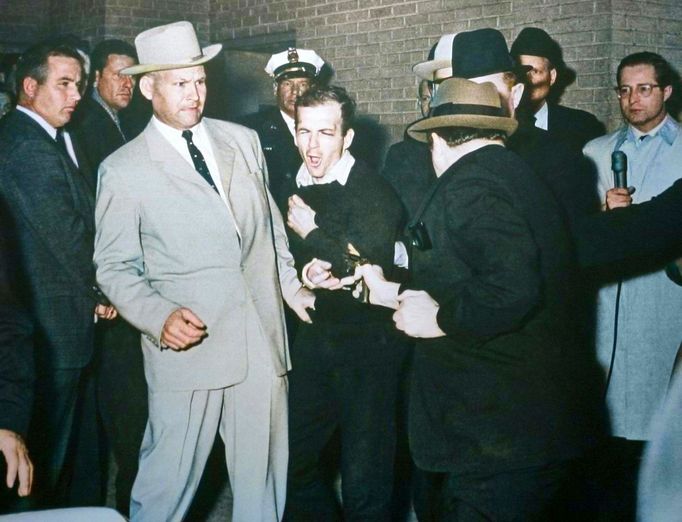 Robert H. Jackson, Jack Ruby zastřelil Lee Harveyho Oswalda, Dallas, Texas, Spojené státy, 24. listopadu 1963, kolorováno.