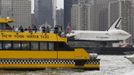 The Space Shuttle Enterprise, passes a water taxi in New York harbor, June 6, 2012. The Space Shuttle Enterprise was being moved up the Hudson River to be placed at the Intrepid Sea, Air and Space Museum. REUTERS/Mike Segar (UNITED STATES - Tags: TRANSPORT SCIENCE TECHNOLOGY) Published: Čer. 6, 2012, 6:12 odp.