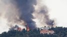 Flames explode next to houses in a mountain subdivision, in the Waldo Creek fire west of Colorado Springs June 24, 2012. A fast-growing wildfire has forced thousands of residents from homes in Colorado Springs, Colorado, and nearby communities as firefighters struggled on Sunday to contain out-of-control and wind-stoked blazes in several western U.S. States. REUTERS/Rick Wilking (UNITED STATES - Tags: DISASTER ENVIRONMENT) Published: Čer. 24, 2012, 9:30 odp.