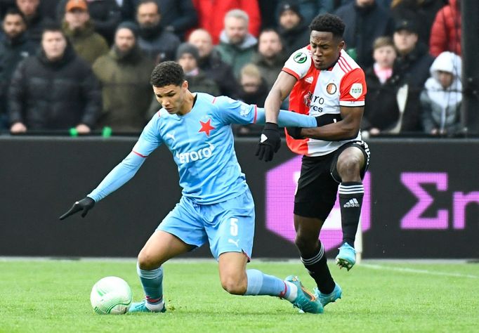 Alexander Bah a Luis Sinisterra v prvním čtvrtfinále Evropské konferenční ligy Feyenoord - Slavia