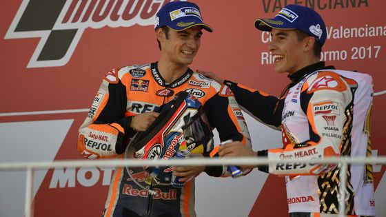 Špičkové týmy MotoGP své jezdci před sezonou 2018 nemění. Ostatně, co by z toho třeba taková Honda po letošním triumfu mez i jezdi, týmy i značkami měla?