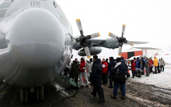 Zachránění pasažéři přiletěli do chilského přístavu Punta Arenas.