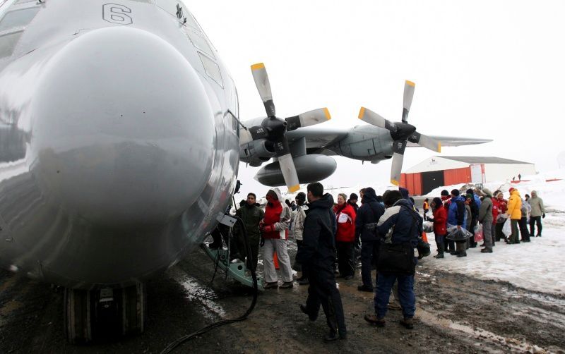 Zachránění pasažéři z lodi Explorer přiletěli do chilského přístavu Punta Arenas.