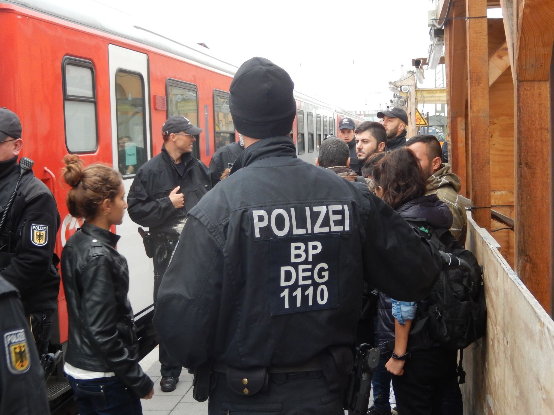 Martin Novák v Pasově. Uprchlíci a policisté na nádraží.