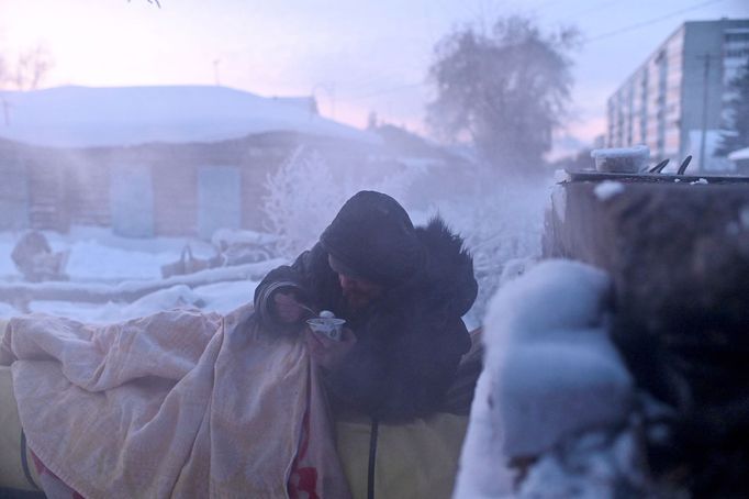 Život bezdomovců v třeskutých mrazech na Sibiři v Rusku.  19. 2. 2020