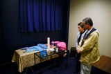 Pozůstalí tuto službu vítají. "Myslím si, že je skvělé, když rodina a známí mohou naposledy navštívit své zesnulé předtím, než zamíří do krematoria," říká devětašedesátiletá Hirokazu Hosaka, stojící u ozdobené rakve své matky.