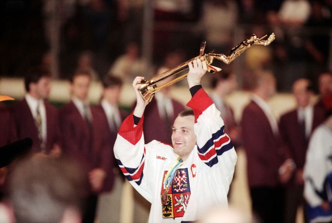 Robert Reichel v roce 1996 s trofejí mistrů světa.