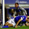 Nikica Jelavic střílí gól v zápase Everton - Newcastle