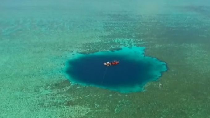 Číňané se chlubí, že našli největší podmořský závrt na světě. Tři sta metrů hluboká dutina se nachází v Jihočínském moři.