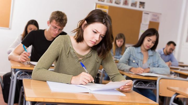 Šest tisíc žáků se nedostalo na střední školu. Co dělat, když přijímačky nevyšly?