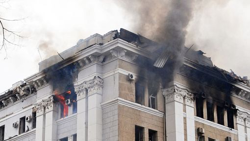 Pohled na hořící budovu regionálního policejního oddělení v Charkově na Ukrajině. 2. 3. 2022.