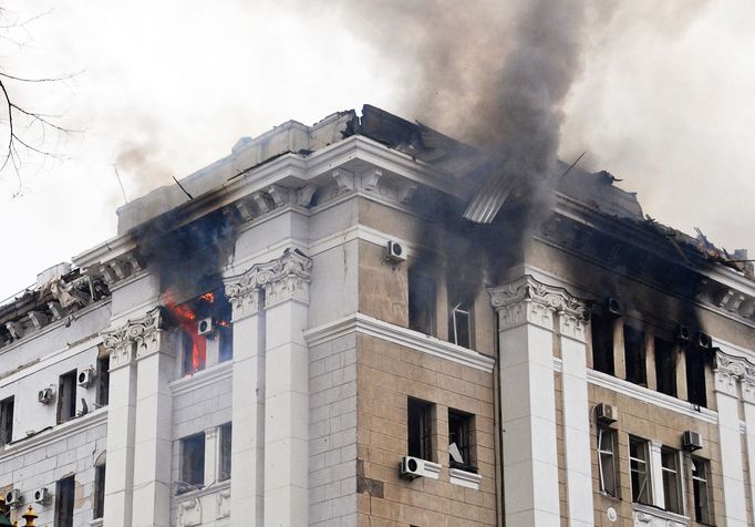 Pohled na hořící budovu regionálního policejního oddělení v Charkově na Ukrajině. 2. 3. 2022.