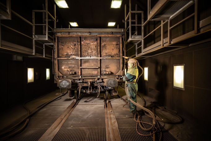 v současné době je nedostatek železničních vagónů a tak staré 
Vagóny, které by dříve byly určeny k likvidaci, procházejí generálními 
opravami, Ostrava, prosinec 2021