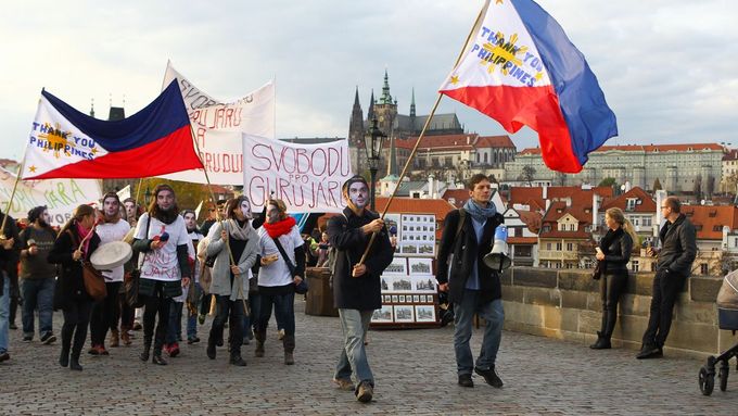 Obrazem: Centrem Prahy prošel "tantrický" pochod za svobodu Guru Járy obviněného za znásilnění