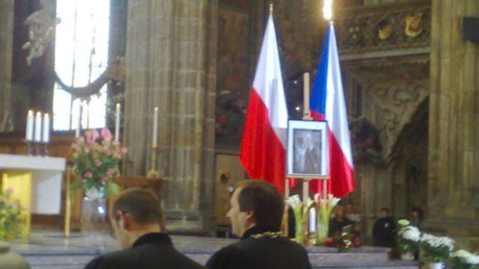 Duka sloužil v katedrále sv. Víta zádušní mši za oběti polské tragédie