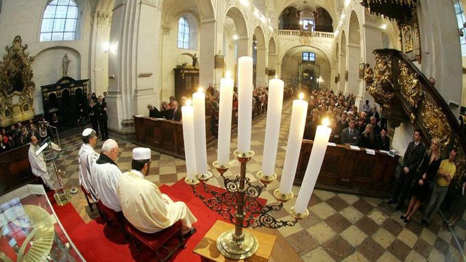Meditaci moderoval kněz Tomáš Halík. Všichni společně na závěr rozsvítili sedmiramenný svícen.
