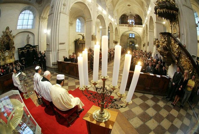 Meditaci moderoval kněz Tomáš Halík. Všichni společně na závěr rozsvítili sedmiramenný svícen.