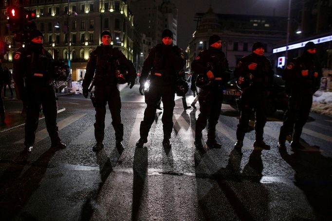 V rumunské metropoli Bukurešť protestují desetitisíce lidí proti kroku levicové vlády, která se rozhodla omilostnit stovky vězňů.