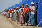 Rok po cyklónu jsou statisíce Barmánců stále bez pomoci