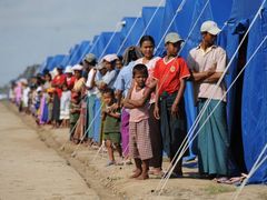Barmánci čekají na zahraniční pomoc. Zatím marně.